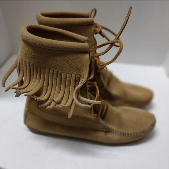 Minnetonka lace up Women Tramper Shoe - Picture 1 of 7